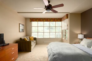 5 bedrooms, desk, iron/ironing board, travel crib - LARGE CONTEMPORARY HOME ON THE SAND, HOT TUB, CHEF’S KITCHEN, ENDLESS VIEWS (Capistrano Beach)