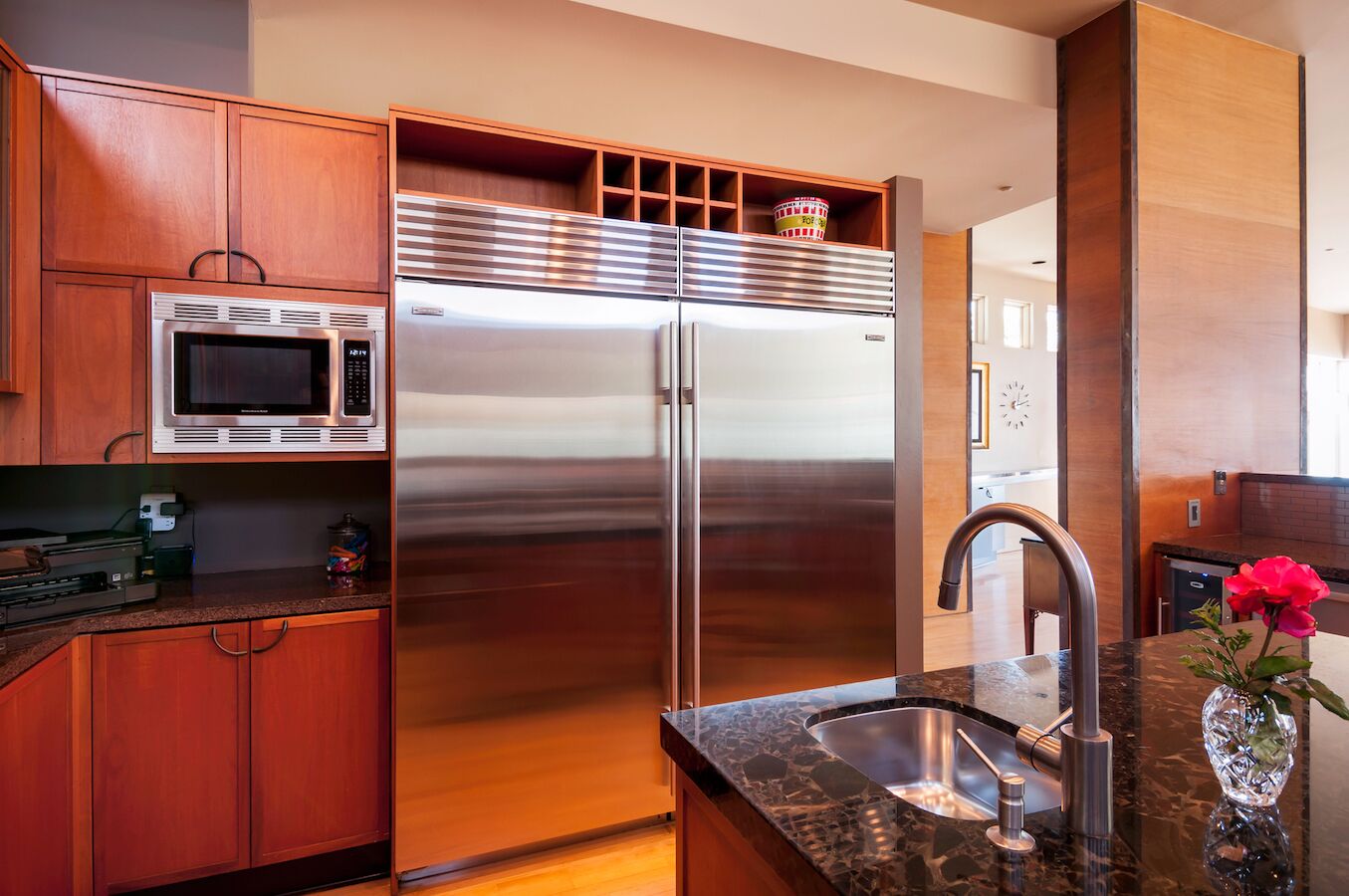 LARGE CONTEMPORARY HOME ON THE SAND, HOT TUB, CHEF’S KITCHEN, ENDLESS VIEWS