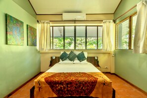 4 bedrooms, in-room safe, desk, iron/ironing board - BEACHFRONT HAVEN OFFERS JOYFUL ONE OF A KIND HOLIDAY JUST STEPS FROM THE OCEAN (Esterillos Oeste)
