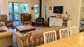 Ein Wohnzimmer mit Kamin, Fernseher und Bücherregal.