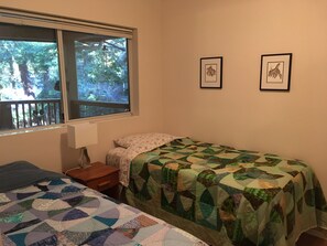 4 slaapkamers, een strijkplank/strijkijzer, gratis wifi, beddengoed