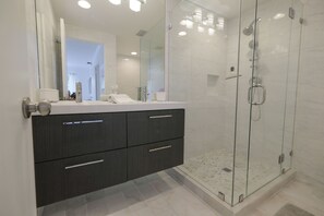 Badewanne, Haartrockner, Handtücher, Seife