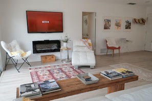 Smart-tv, eldstad, böcker och en stereo