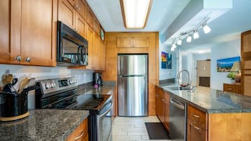 Frigorifero, microonde, forno, piano cottura