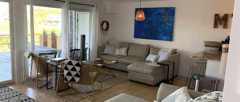 Smart TV, DVD player, books, stereo