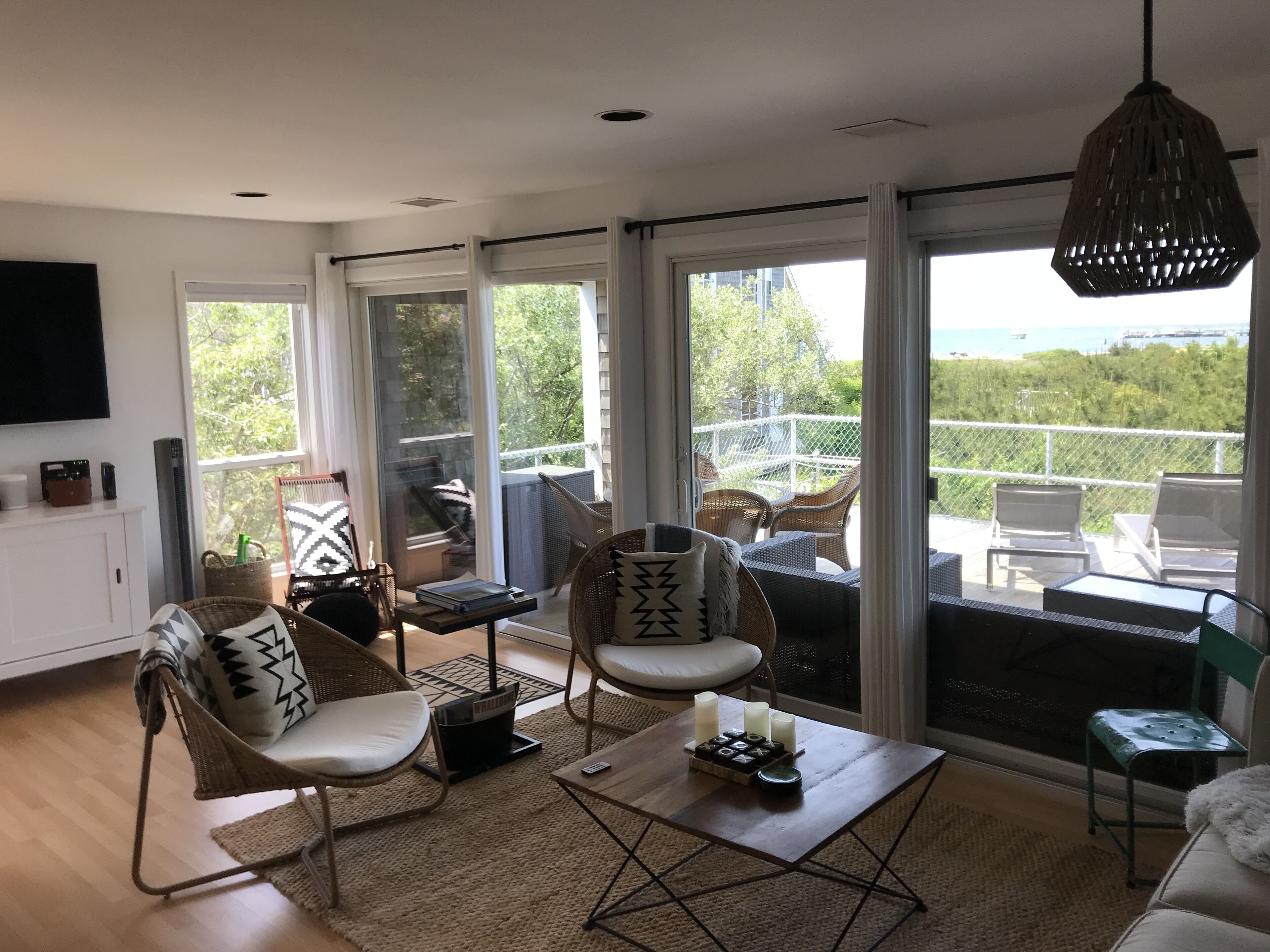 Smart-TV, DVD-Player, Bücher, Stereoanlage