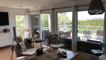 Smart TV, DVD player, books, stereo