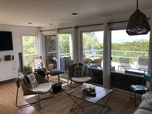 Smart TV, DVD player, livros, aparelho de som