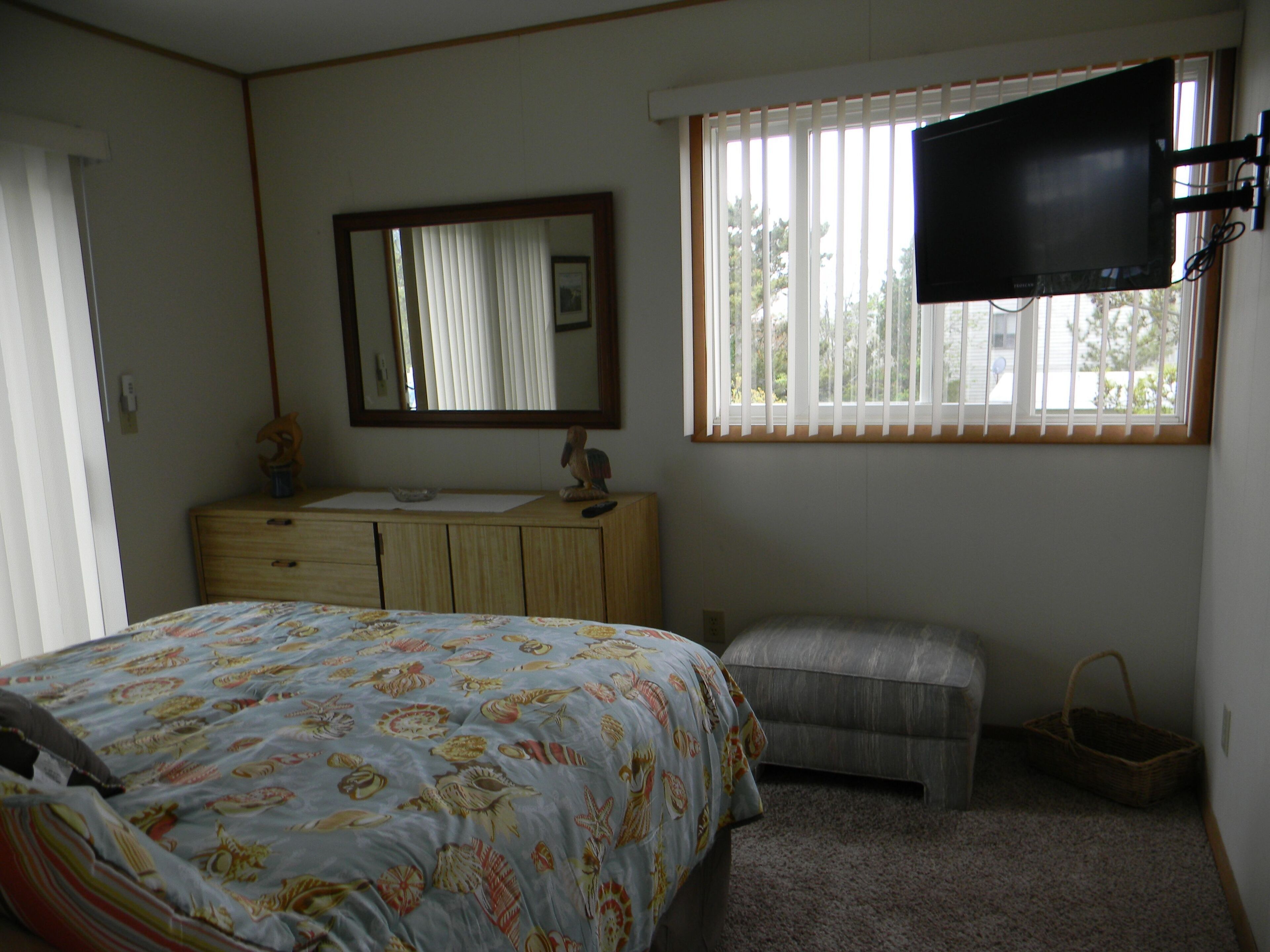 Bright And Cheery With Bay Views And Steps To The Ocean