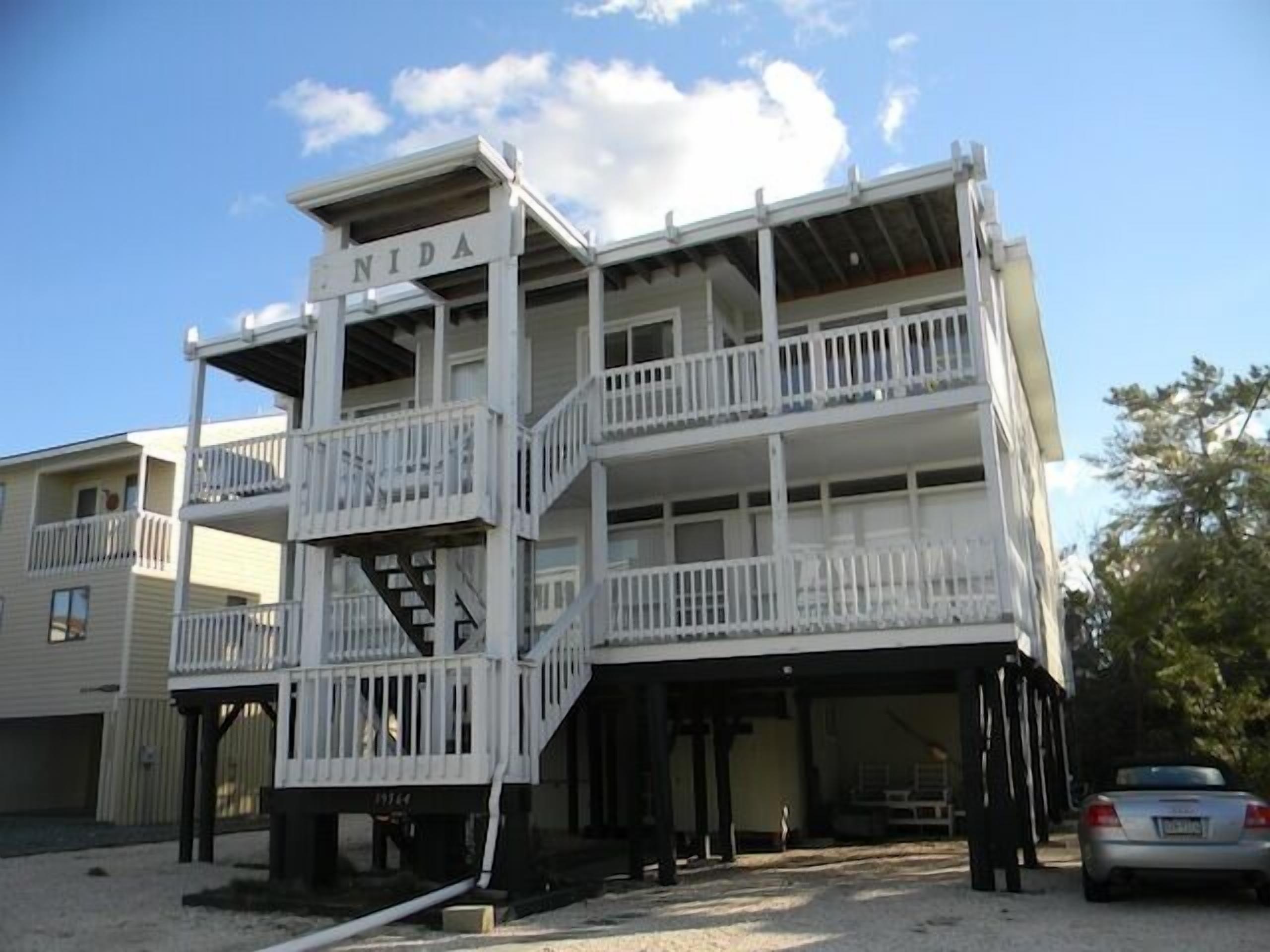 Bright And Cheery With Bay Views And Steps To The Ocean