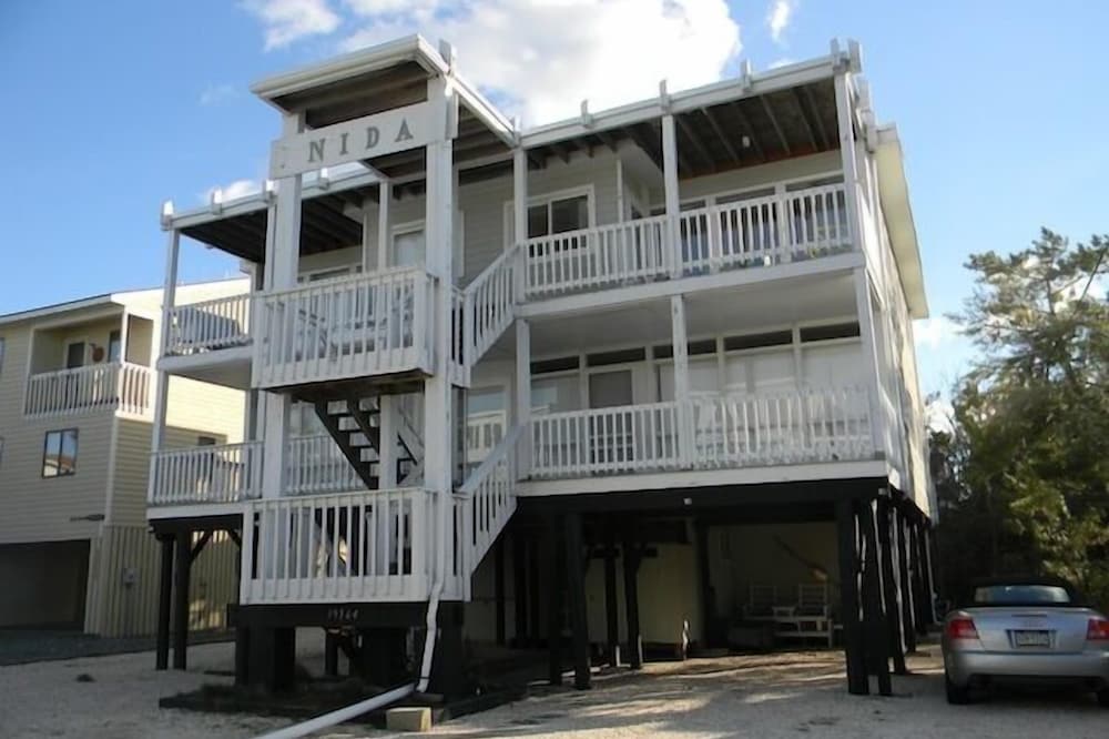 Bright And Cheery With Bay Views And Steps To The Ocean