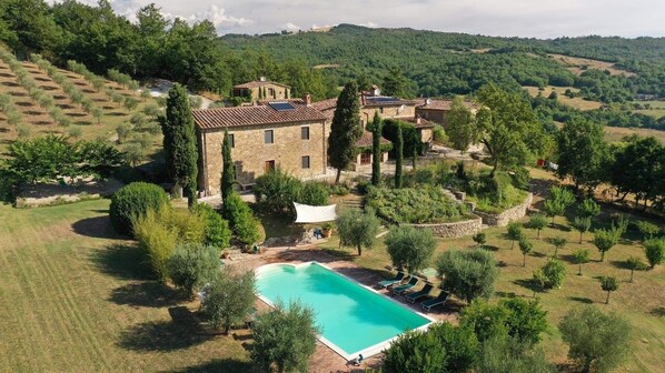 Exterior - Stunning, historic 18c Farmhouse - with Private Pool (sleeps 12-13) (Pieve Santo Stefano)