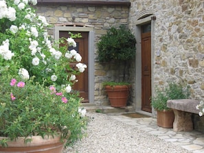 Exterior detail - Stunning, historic 18c Farmhouse - with Private Pool (sleeps 12-13) (Pieve Santo Stefano)