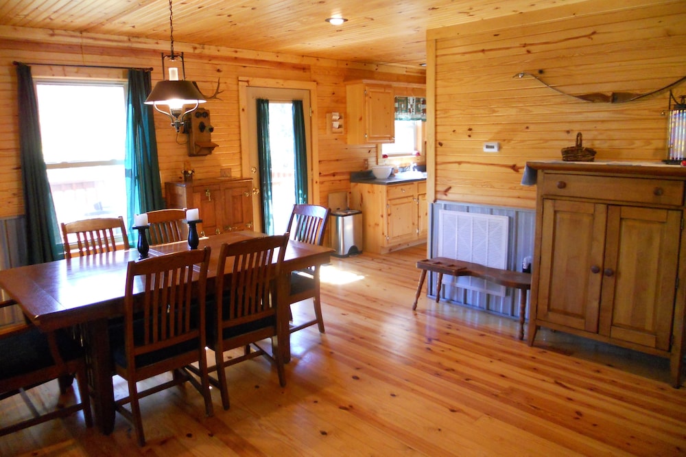 Woodland secluded cabin on 7 acres, with private dock and kayaks