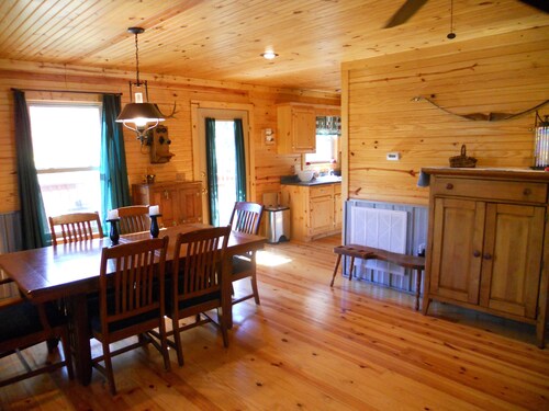 Woodland secluded cabin on 7 acres, with private dock and kayaks
