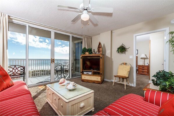 Smart-TV, DVD-Player, Bücher, Stereoanlage