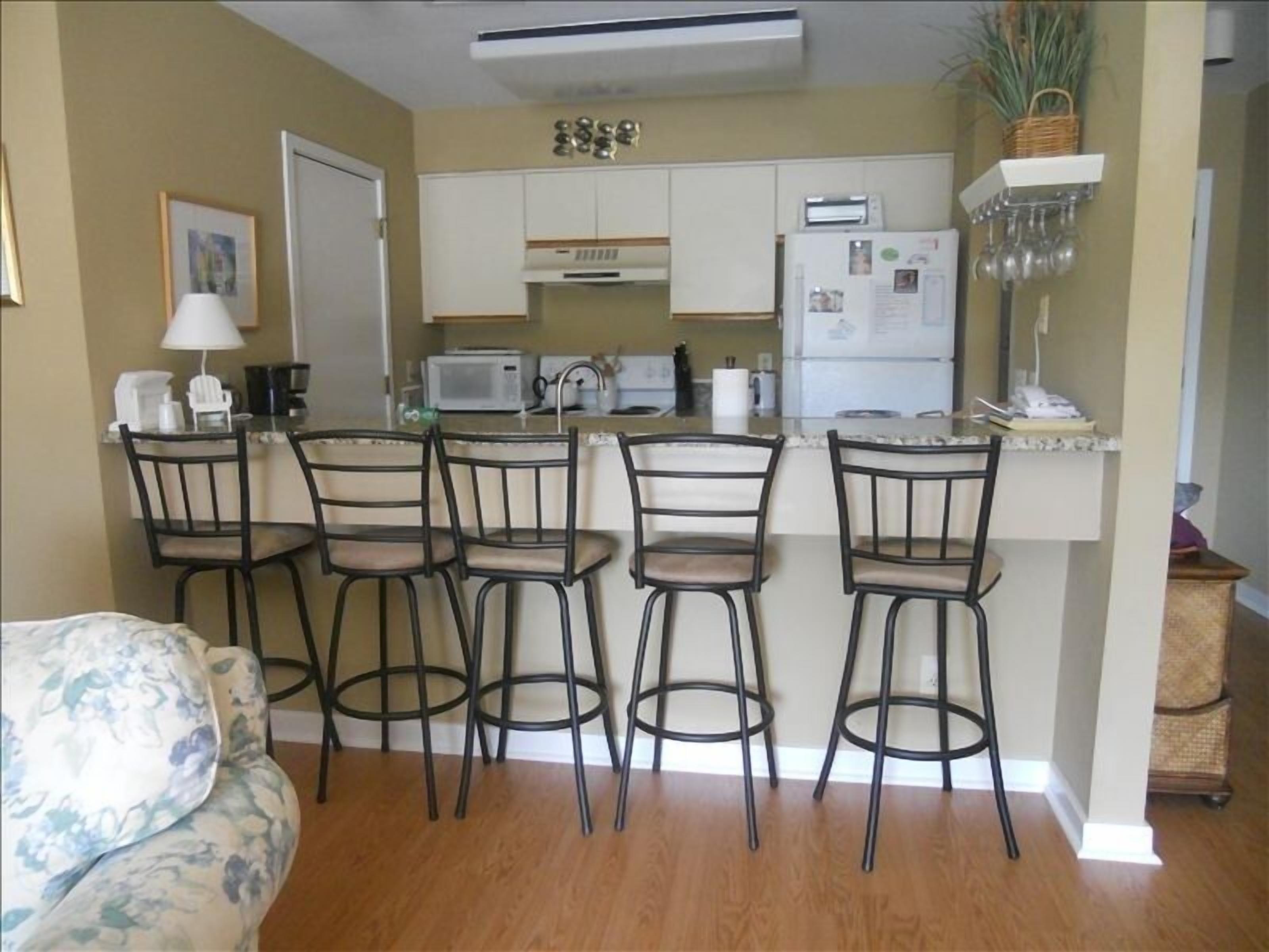 2BR 2BA Poolside ... Great for families 