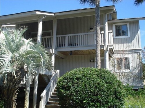 2BR2BA Poolside. 15% discount for June/July weekly rentals.  Great for families!