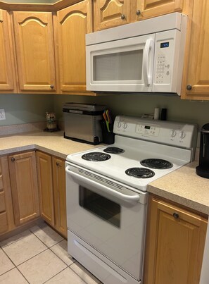 Full-sized fridge, microwave, oven, stovetop - Beach Block, Pool - Reserve for 2025 (Wildwood)