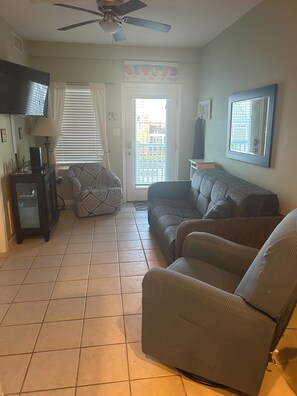 Flat-screen TV, DVD player, video library - Beach Block, Pool - Reserve for 2025 (Wildwood)