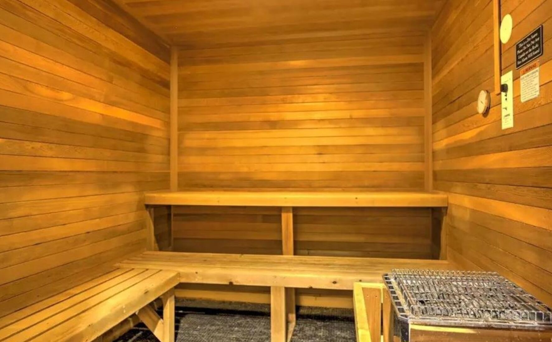 Una sauna con paredes y bancos de madera.