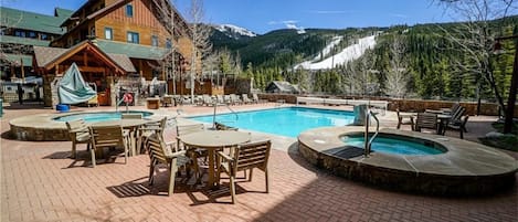 Una piscina al aire libre, una piscina climatizada