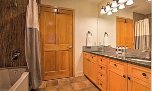 淋浴/盆浴组合、吹风机、毛巾、肥皂