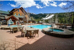 室外游泳池，恒温泳池