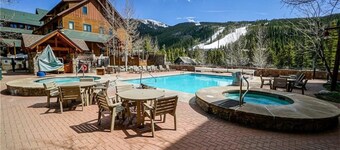 Outstanding 2BR in River Run. Fully stocked, steps from gondola and shopping