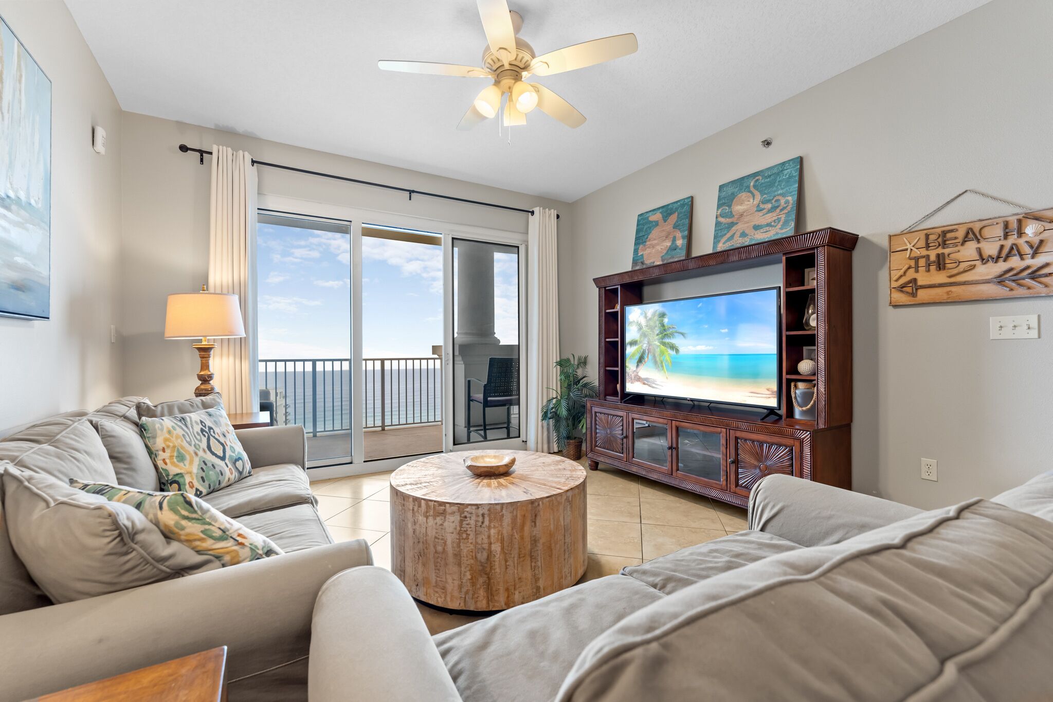 Flatscreentelevisie, een dvd-speler en boeken