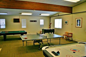 Game room - From 20 to 80 people, enjoy this private mountain Retreat! (Garden Valley)