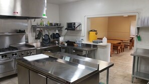 Fridge, microwave, oven, stovetop - From 20 to 80 people, enjoy this private mountain Retreat! (Garden Valley)