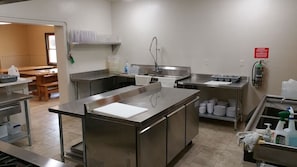 Fridge, microwave, oven, stovetop - From 20 to 80 people, enjoy this private mountain Retreat! (Garden Valley)