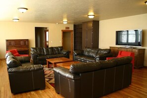 TV, peis, DVD-spiller og fotballspill