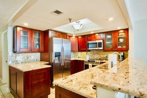 KylskÄp, mikrovÄgsugn, ugn och spishÀll