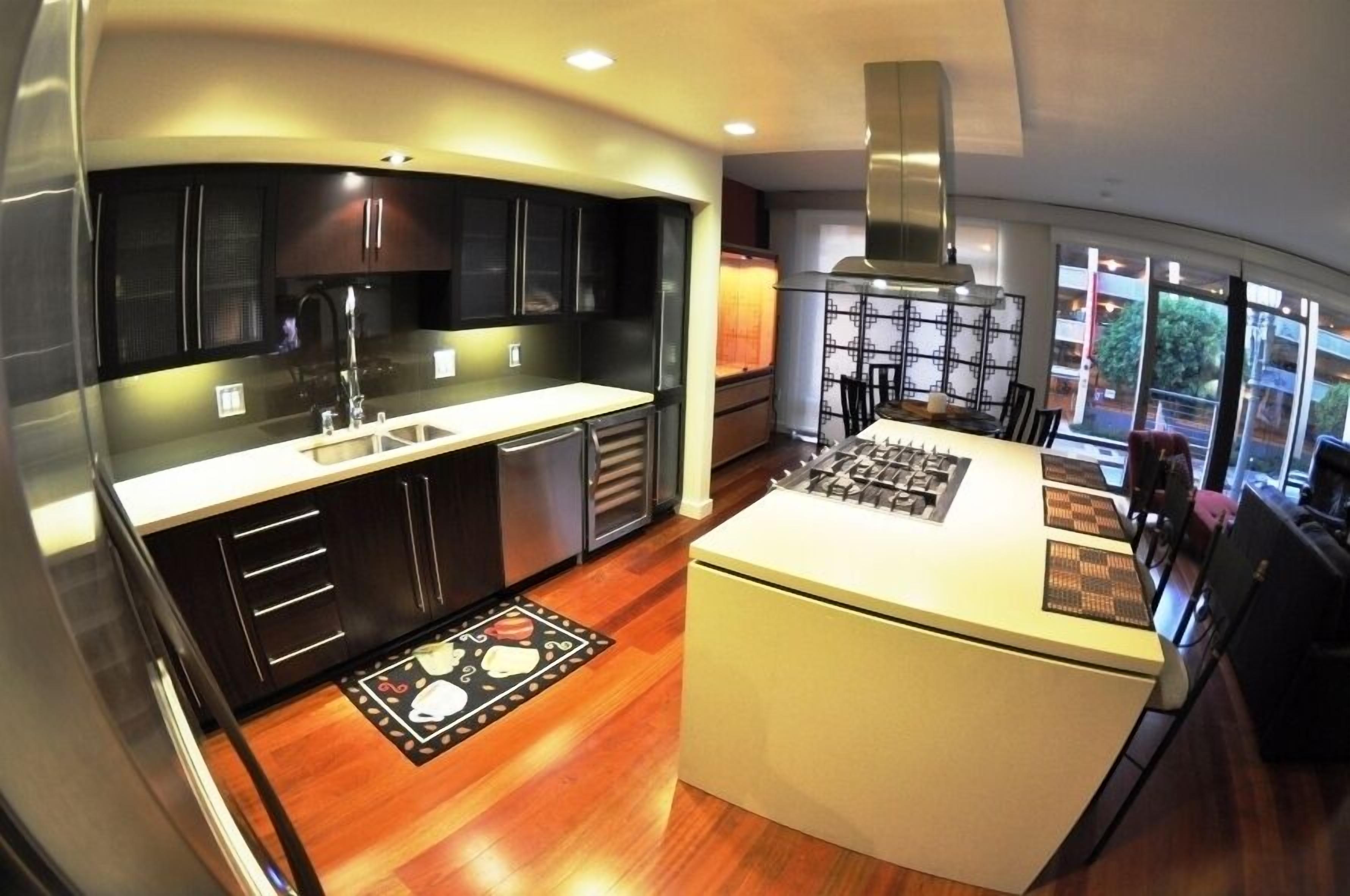 Walk To Staples,LA Live!,Conv.Cntr.,Cafes, Bars, Movies