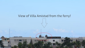 Vista della Villa Amistad dal traghetto, con particolare attenzione all'edificio della Quinta Regione Navale.