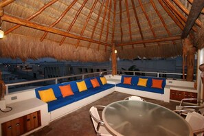 Outdoor dining - Luxury Retreat in the Heart of Downtown with an Infinity Pool right on the Ocean (Isla Mujeres)