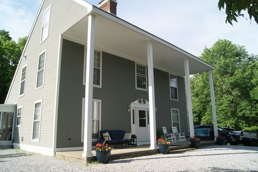 Private Lakefront Retreat With Mt. Views On 10 Acres With Scenic Walking Trails