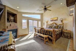 3 bedrooms, iron/ironing board, travel crib, WiFi - Luxurious - Southwest Comfort - Spa Master Bath - Dbl Garage - Pool/Hot Tub (Moab)