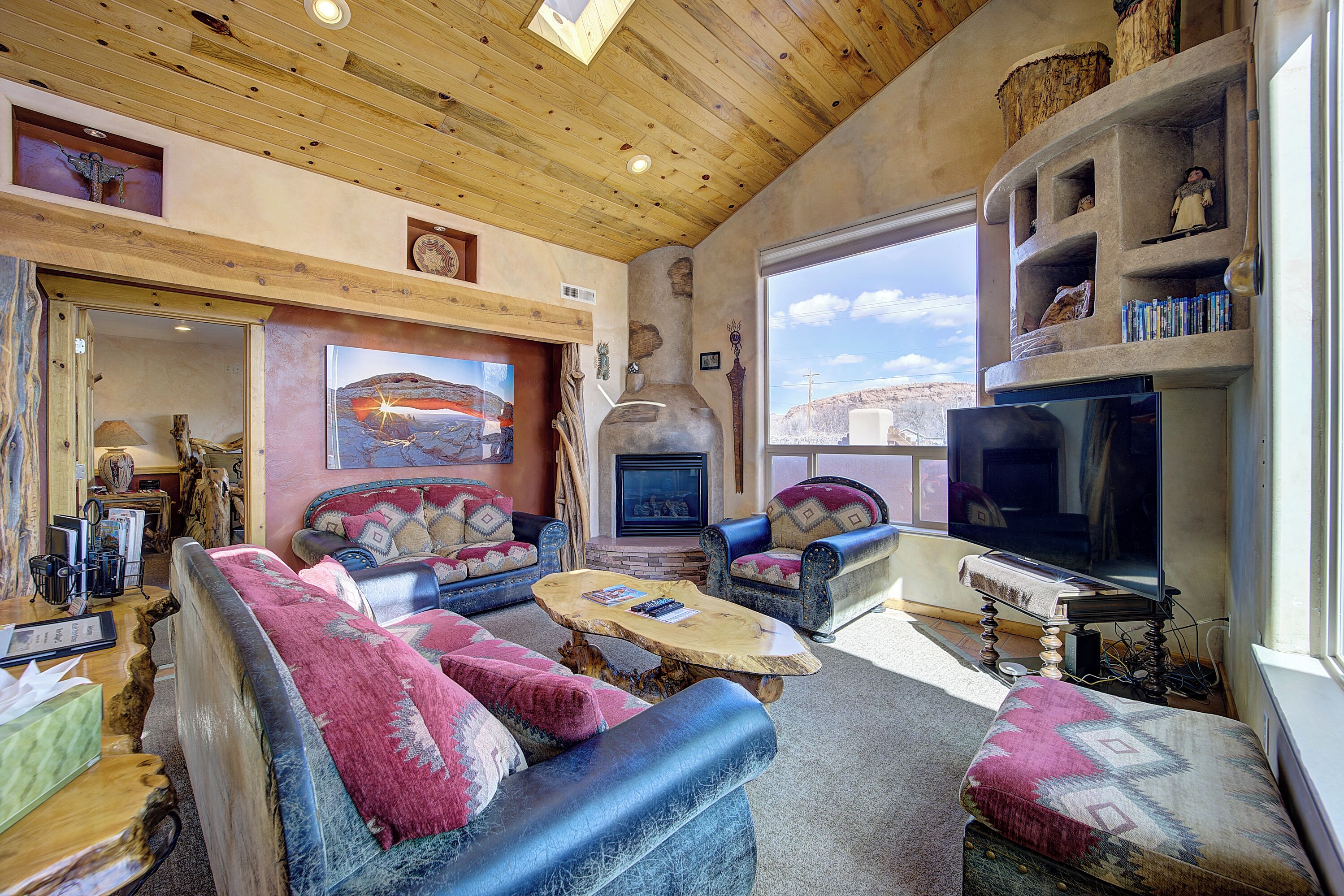 Smart TV, chimenea, reproductor de DVD y videoteca 