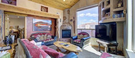 Smart TV, chimenea, reproductor de DVD y videoteca