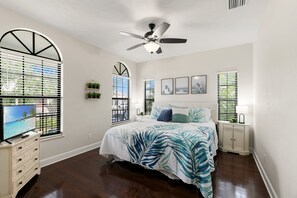 3 habitaciones, escritorio y tabla de planchar con plancha 
