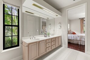 3 camere, una scrivania, ferro/asse da stiro, culla da viaggio