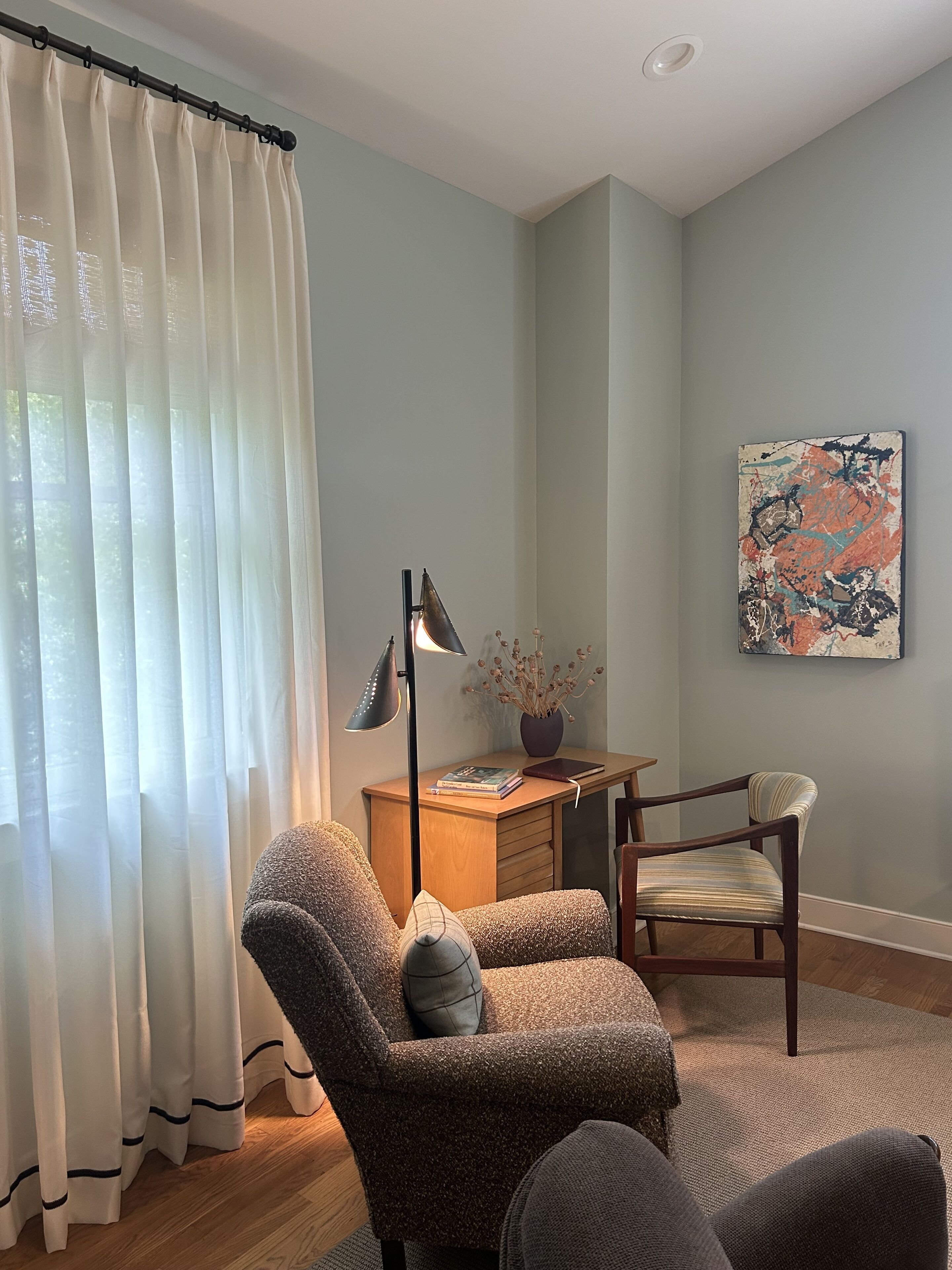 Modern, Comfy, urban Studio in-the-trees, Walking Distance to Downtown