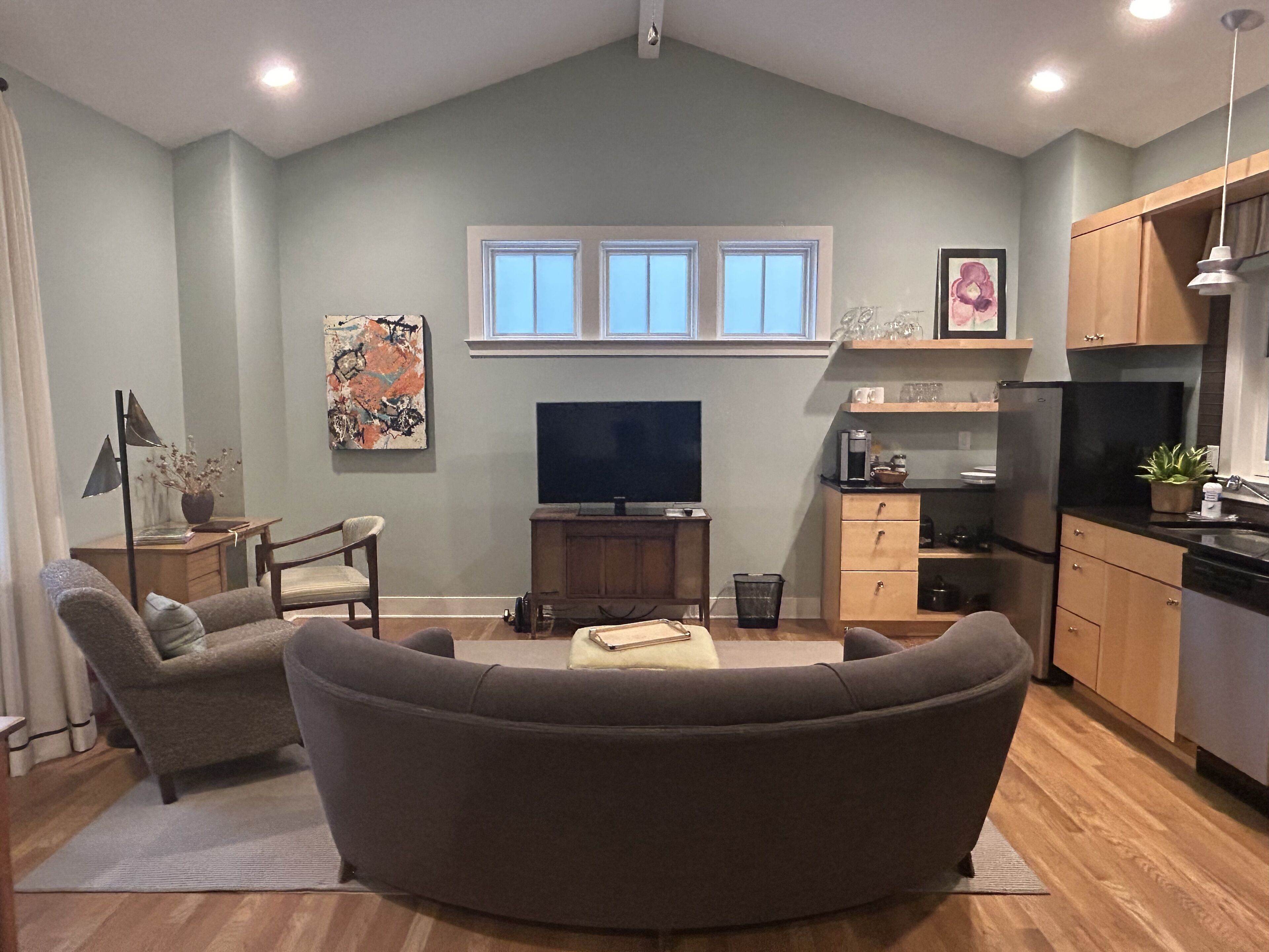 Modern, Comfy, urban Studio in-the-trees, Walking Distance to Downtown