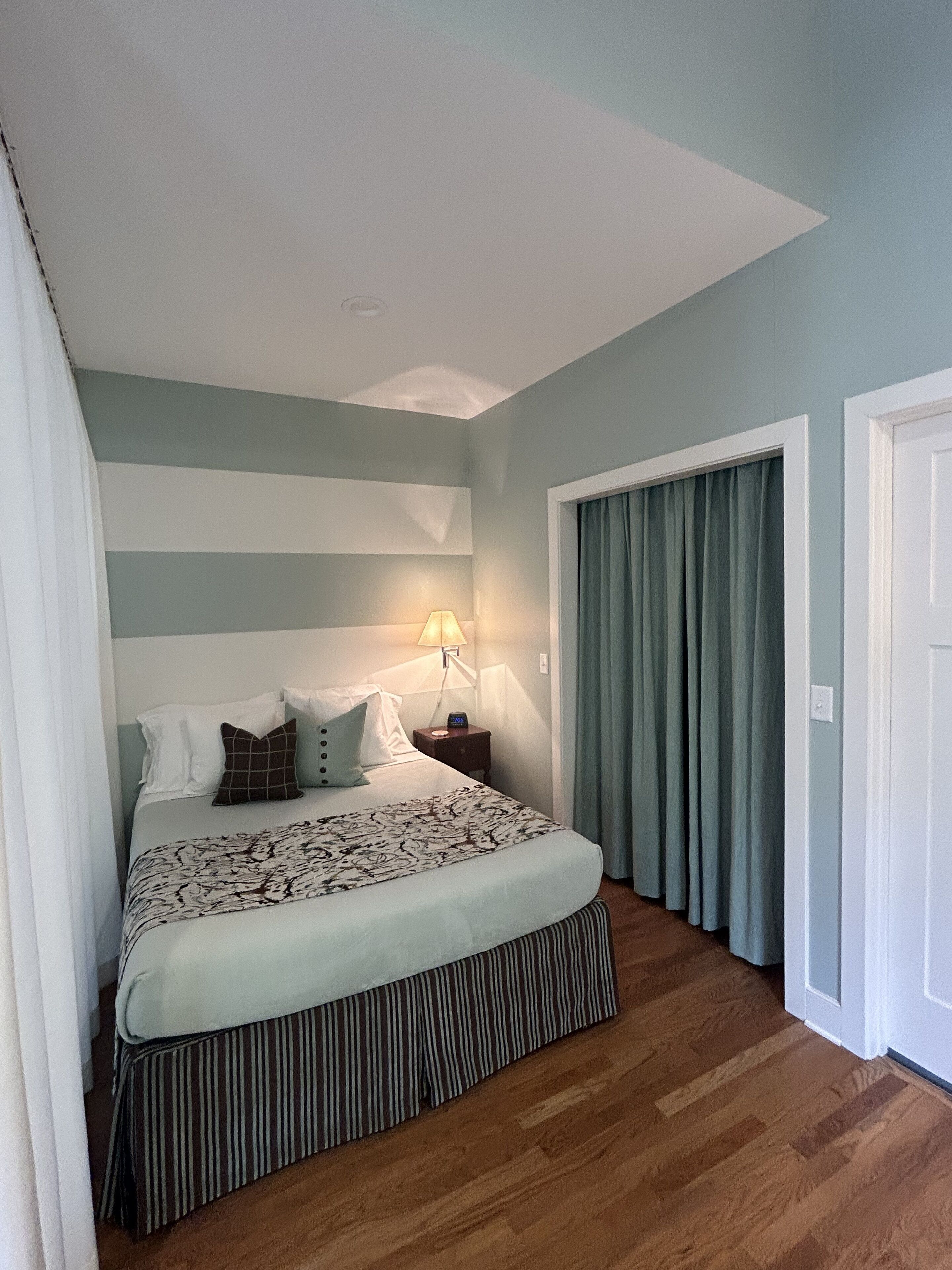 Modern, Comfy, urban Studio in-the-trees, Walking Distance to Downtown