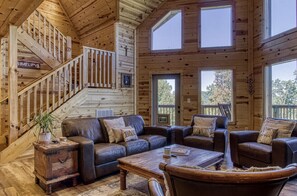 Televisor de pantalla plana, llar de foc, futbolí i llibres 