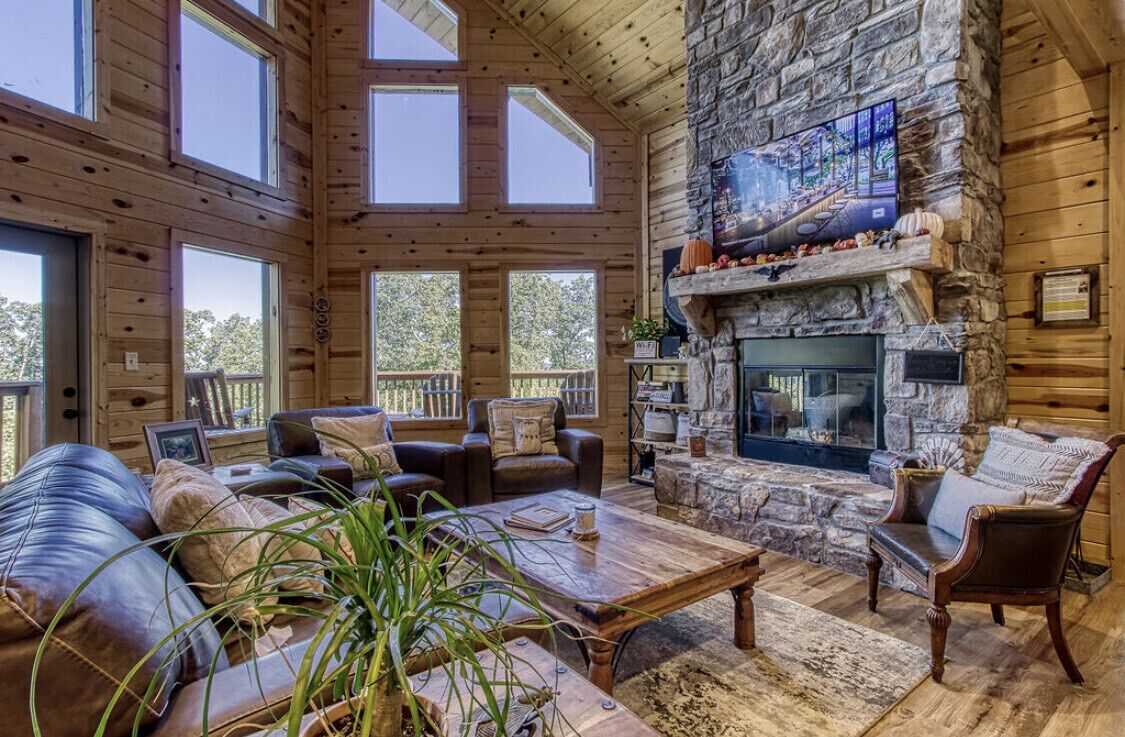 Télévision à écran plat, cheminée, baby-foot, livres