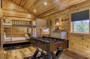 2 عدّة غرف نوم ومكواة/لوح كي وواي فاي وملاءات أسرّة